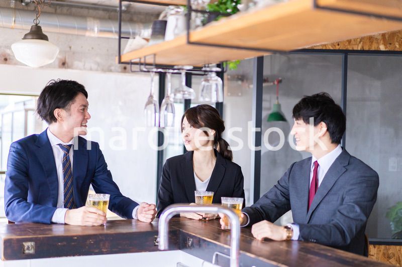 飲み会をする男女のビジネスパーソン