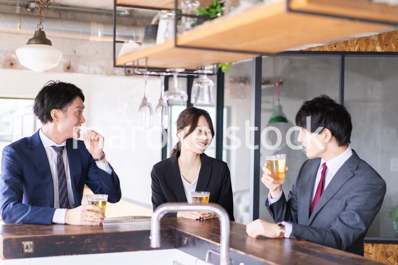 スーツで飲み会をする若いビジネスパーソン
