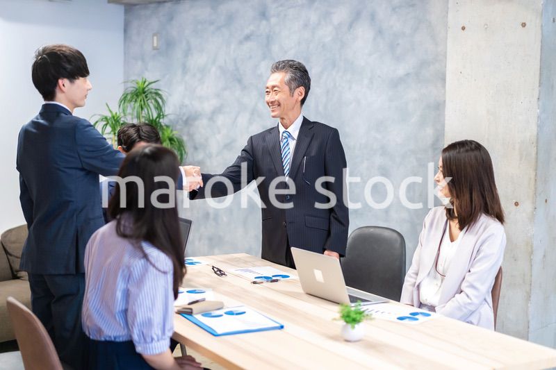笑顔で握手をするビジネスパーソン