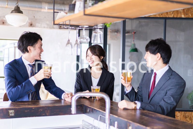 飲み会をする男女のビジネスパーソン