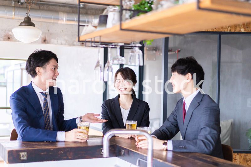 飲み会をする男女のビジネスパーソン