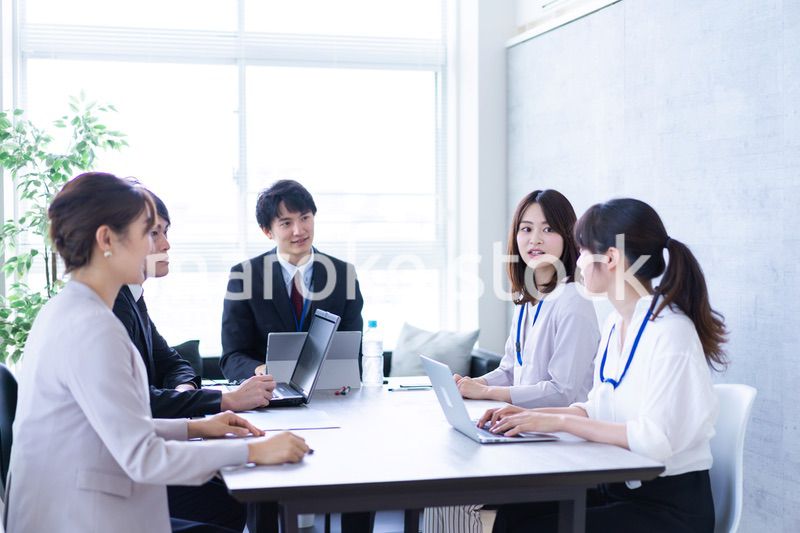 コンサルティング会社で働くビジネスパーソン