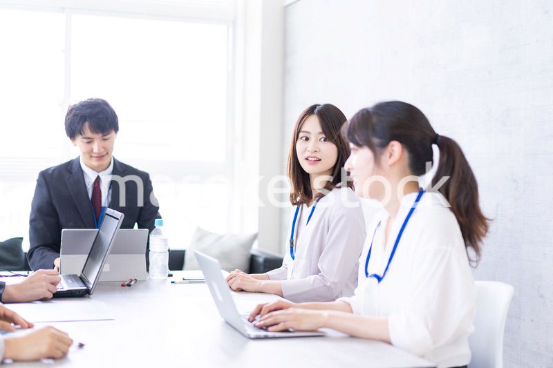 オフィスで仕事をするビジネスパーソン