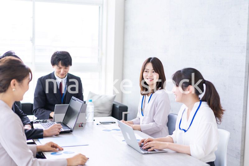 オフィスでミーティングをするビジネスパーソン