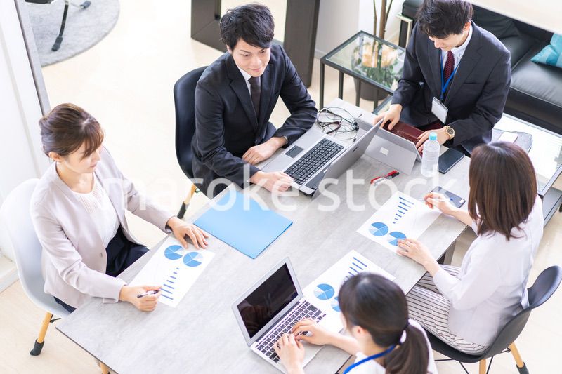 オフィスでミーティングをするビジネスパーソン