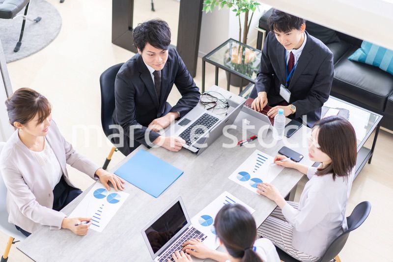 オフィスで仕事をするビジネスパーソン