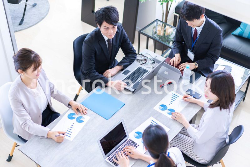 コンサルティング会社で働くビジネスパーソン