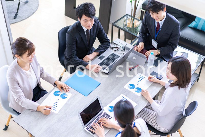 楽しくオフィスで働くビジネスパーソン