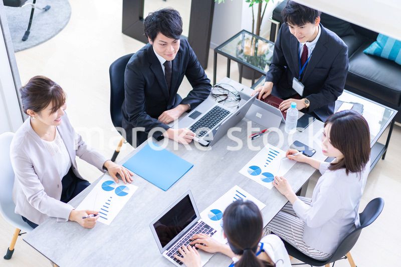 コンサルティング会社で働くビジネスパーソン