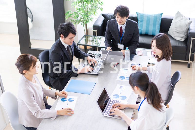 オフィスでミーティングをするビジネスパーソン