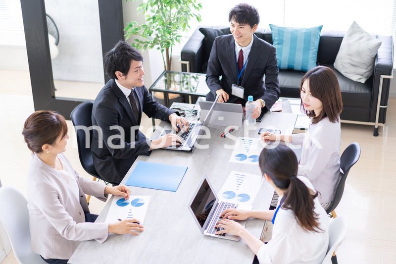 オフィスで仕事をするビジネスパーソン