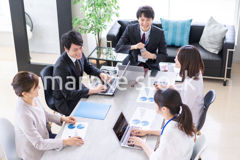 明るいオフィスで働くビジネスパーソン