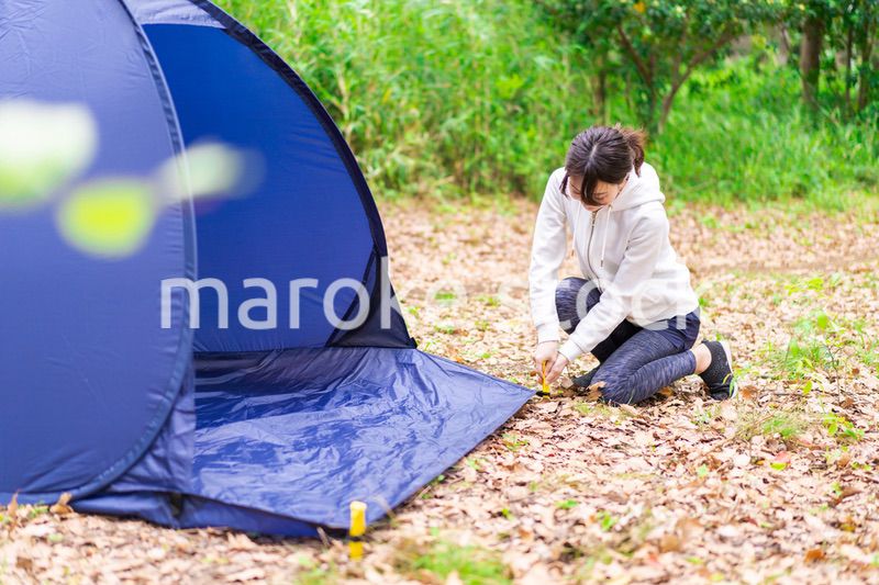 ソロキャンプをする若い女性