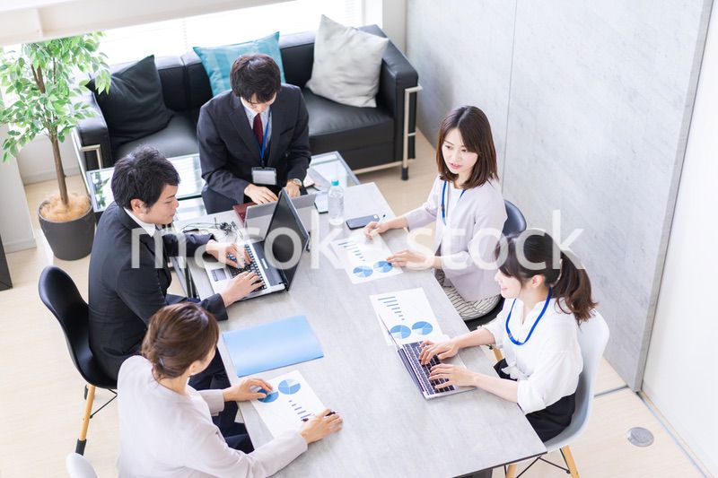 オフィスでミーティングをするビジネスパーソン