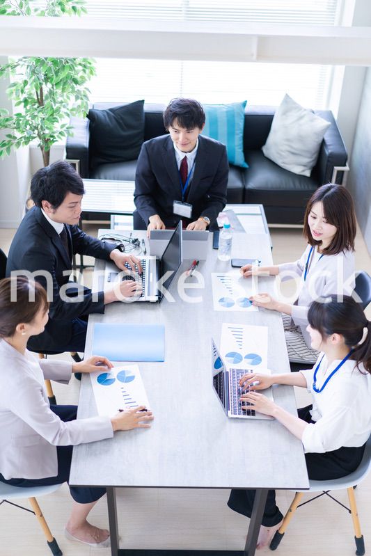 コンサルティング会社で働くビジネスパーソン