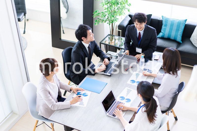 ミーティングをするビジネスパーソン