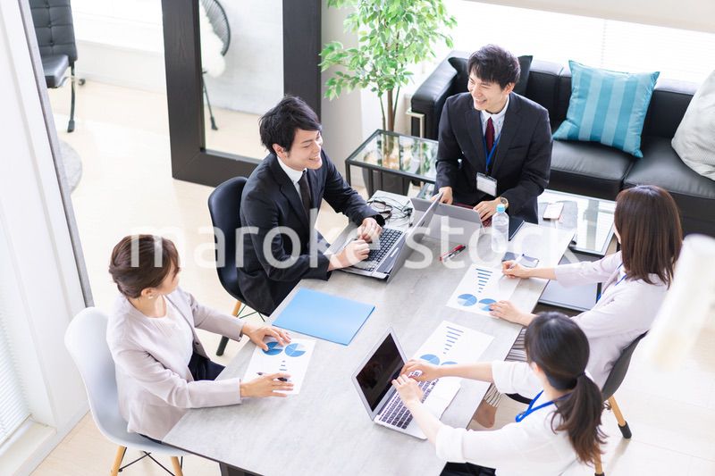 オフィスで仕事をするビジネスパーソン