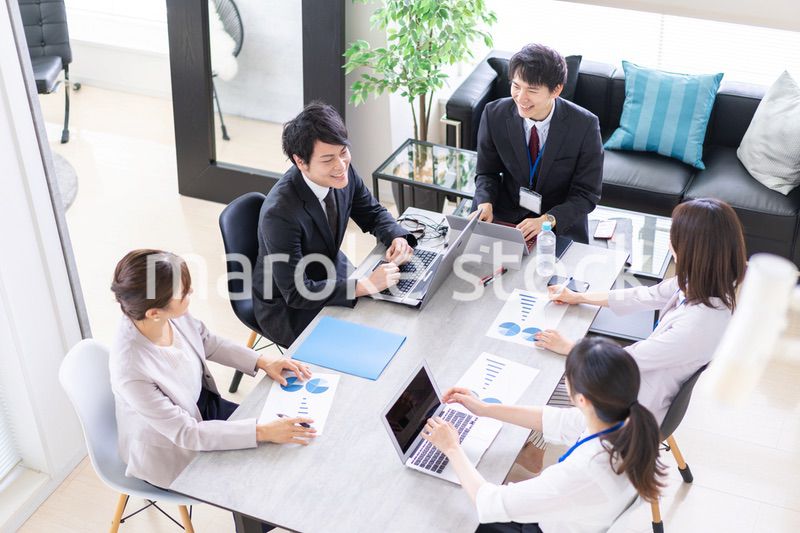 オフィスでビジネスミーティングをする会社員
