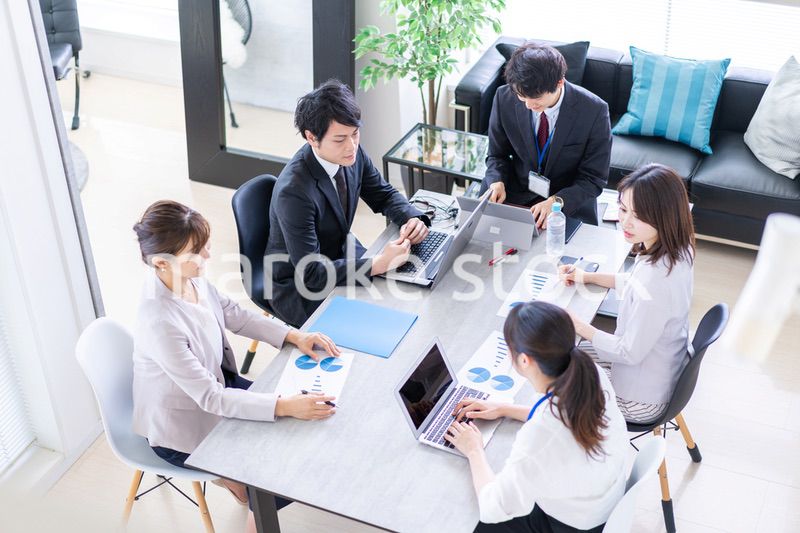 楽しくオフィスで働くビジネスパーソン