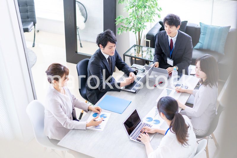 綺麗なオフィスで働く若い会社員