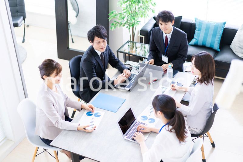 ミーティングをするビジネスパーソン