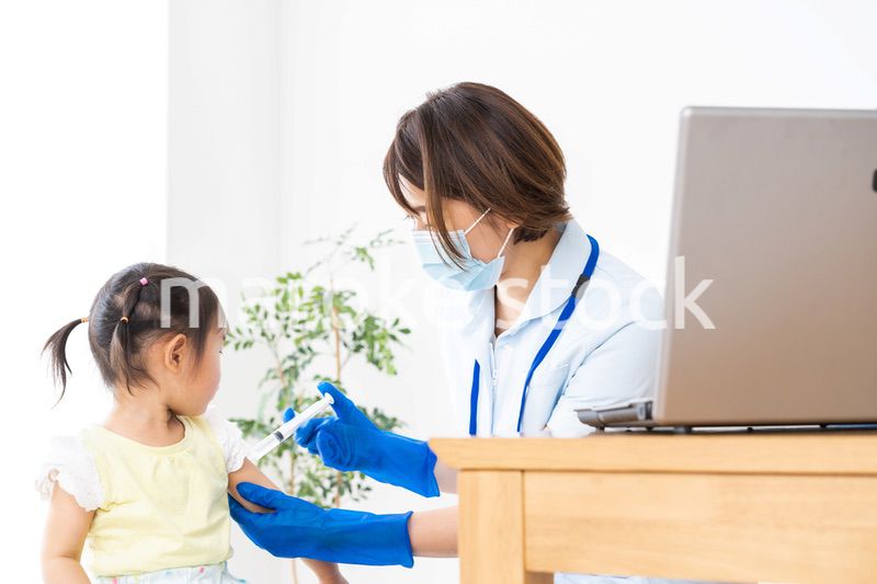 小児科のクリニックで治療を受ける女の子