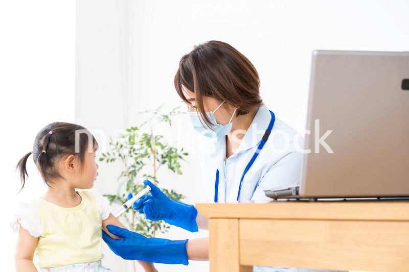 小児科のクリニックで治療を受ける女の子