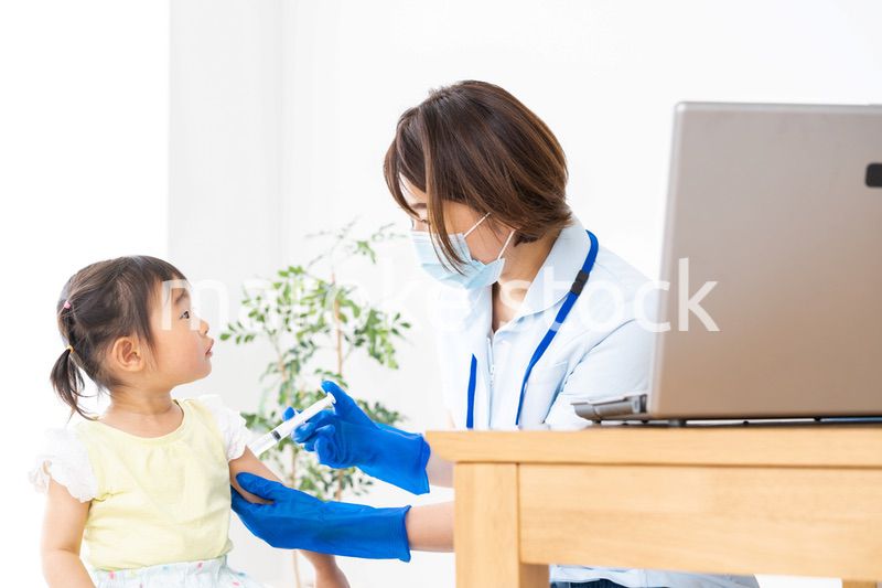 小児科のクリニックで治療を受ける女の子