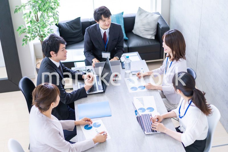 楽しくオフィスで働くビジネスパーソン