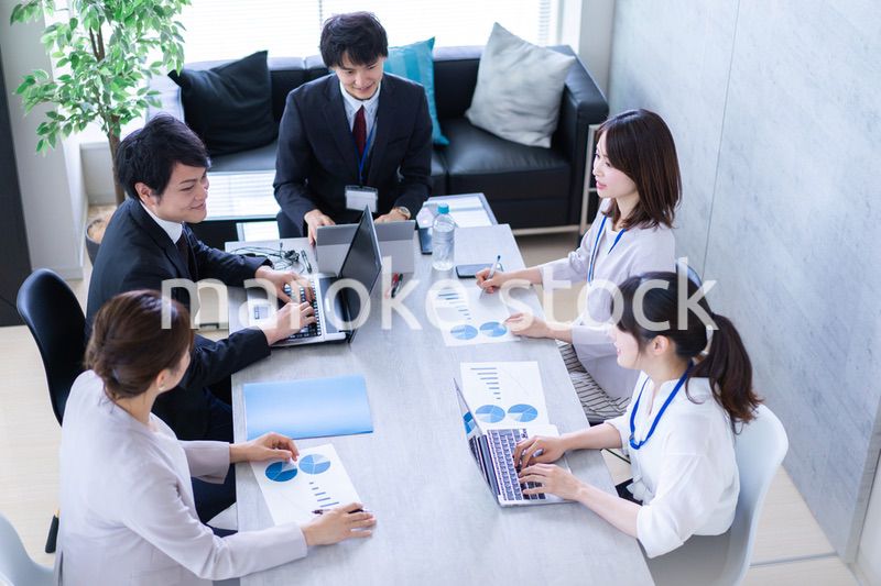 コンサルティング会社で働くビジネスパーソン
