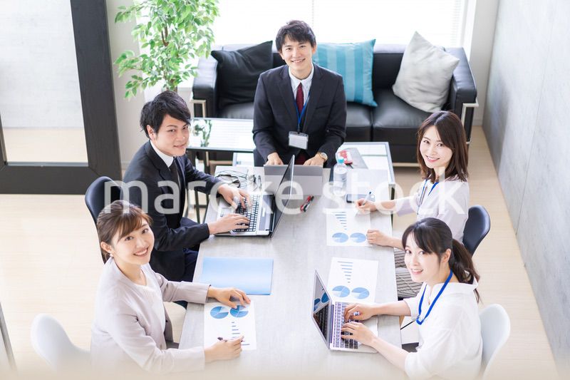 オフィスでミーティングをするビジネスパーソン