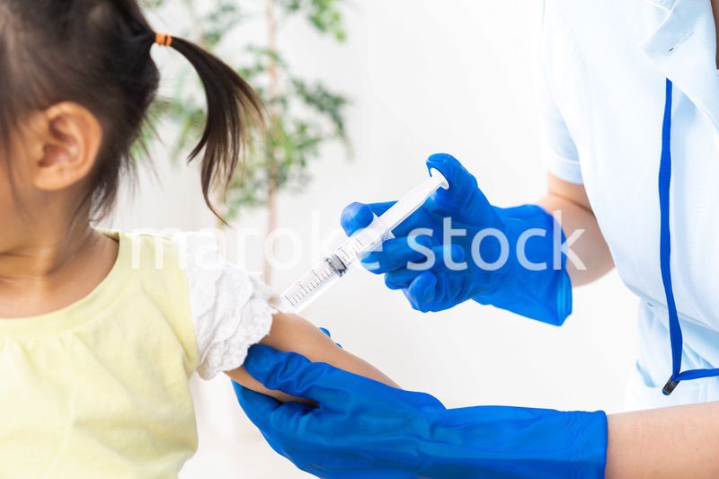 小児科のクリニックで治療を受ける女の子