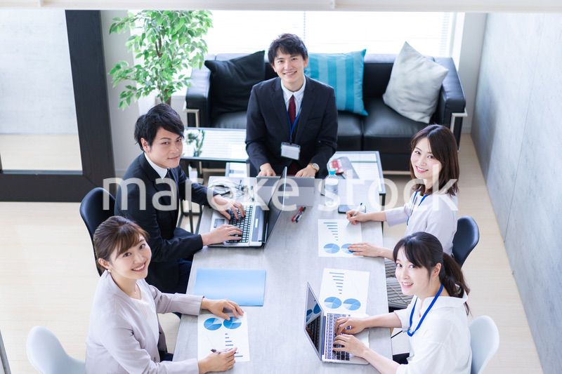 コンサルティング会社で働くビジネスパーソン