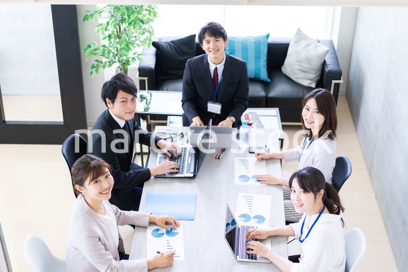 ミーティングをするビジネスパーソン