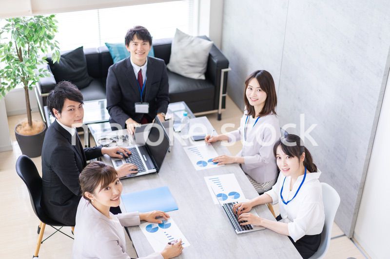 オフィスで仕事をするビジネスパーソン