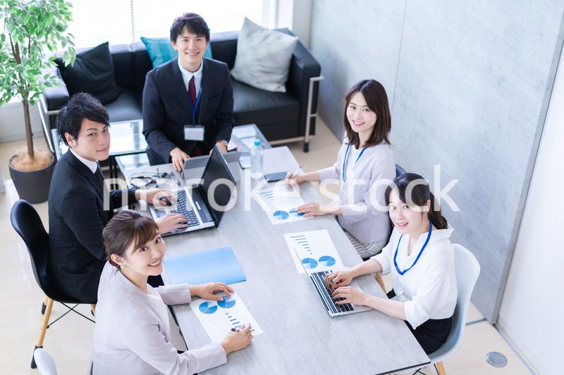 コンサルティング会社で働くビジネスパーソン