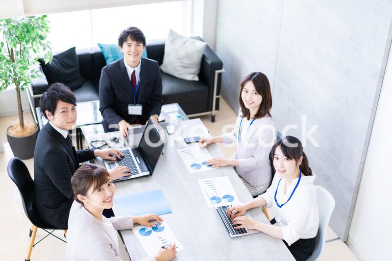 ミーティングをするビジネスパーソン