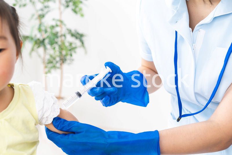 小児科のクリニックで治療を受ける女の子