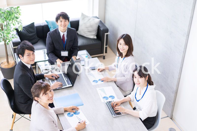 オフィスでミーティングをするビジネスパーソン