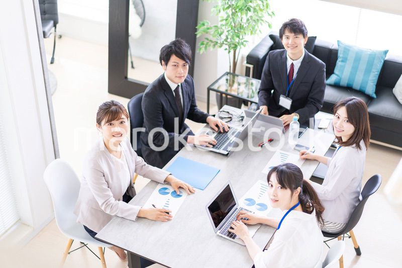 オフィスでミーティングをするビジネスパーソン