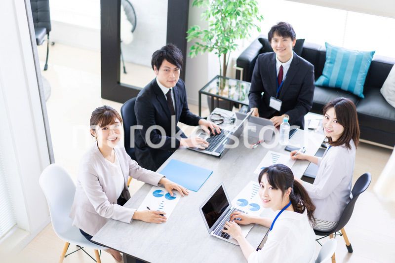 ミーティングをするビジネスパーソン