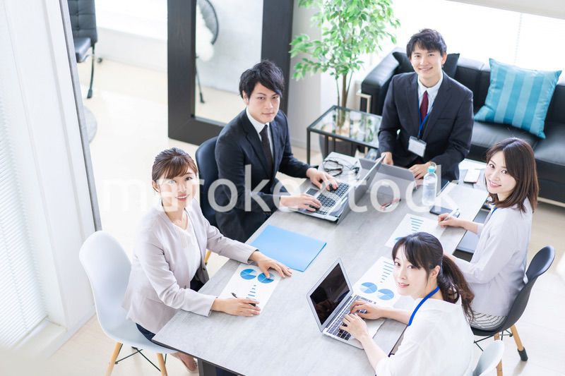 オフィスでビジネスミーティングをする会社員