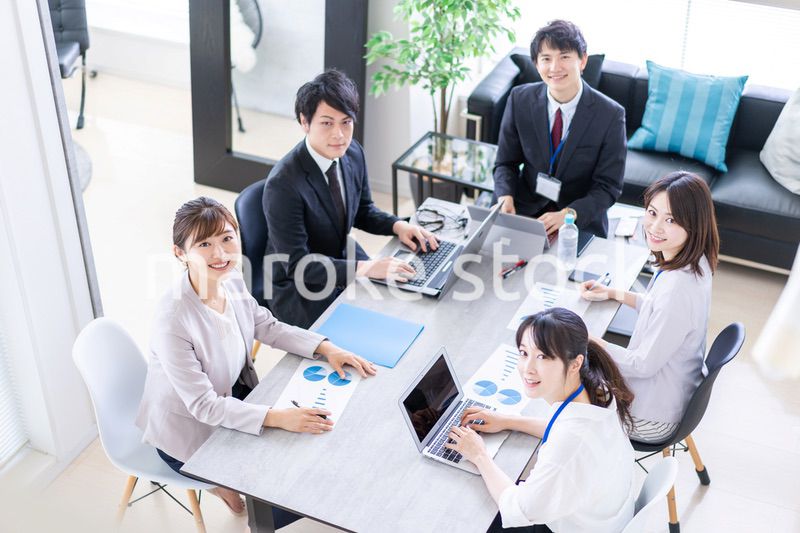 楽しくオフィスで働くビジネスパーソン