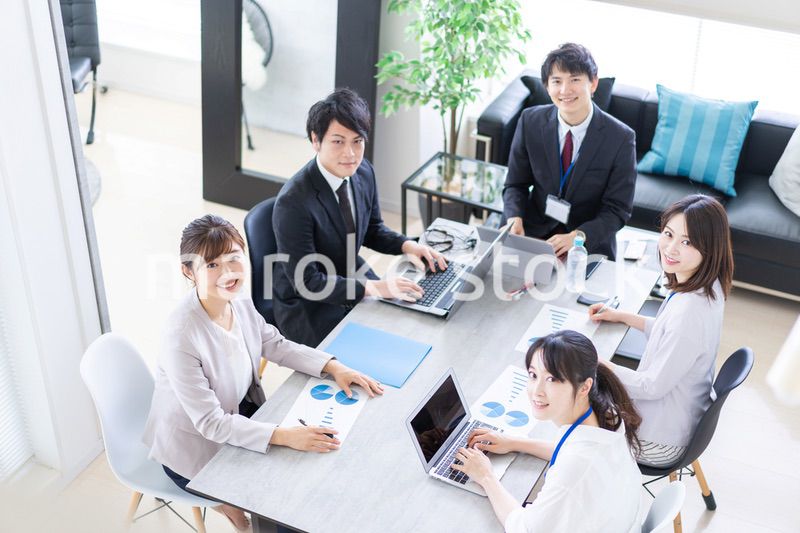オフィスでビジネスミーティングをする会社員