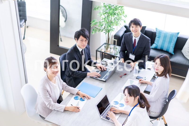 楽しくオフィスで働くビジネスパーソン