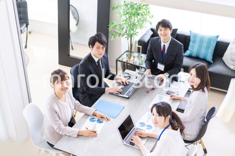 オフィスで仕事をするビジネスパーソン