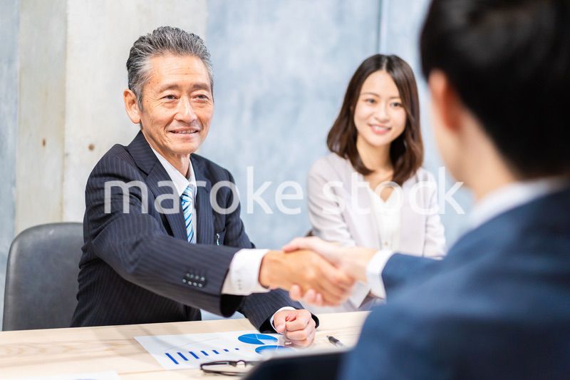 オフィスで会議をするビジネスパーソン