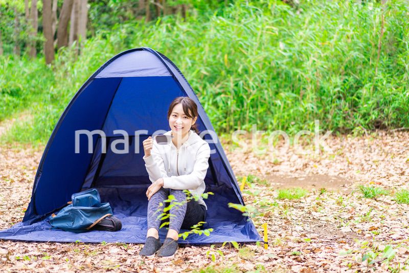 ソロキャンプをする若い女性