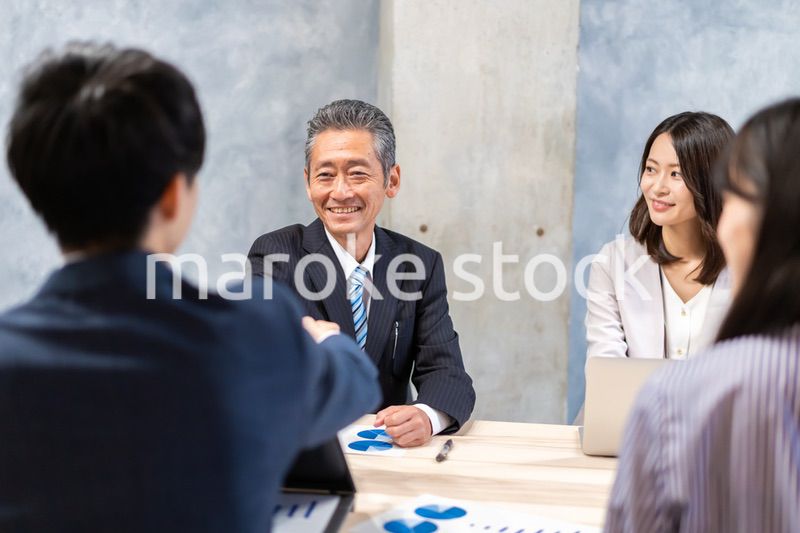 笑顔で握手をするビジネスパーソン