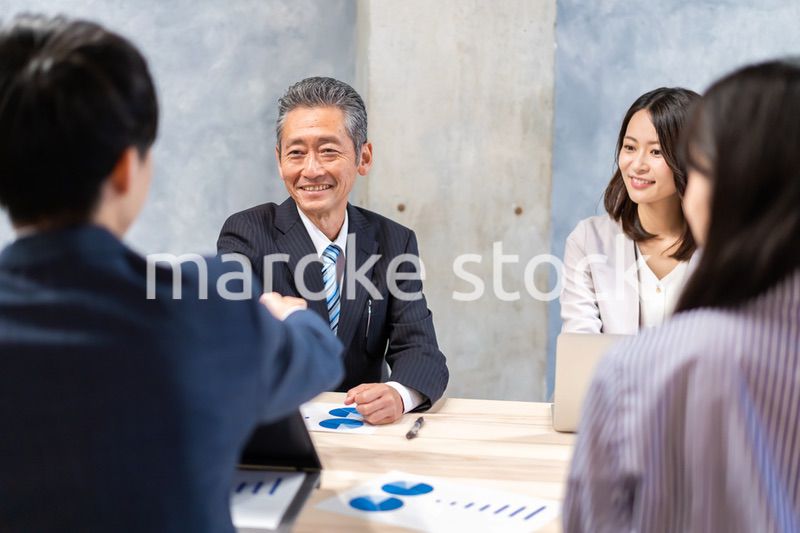 笑顔で握手をするビジネスパーソン